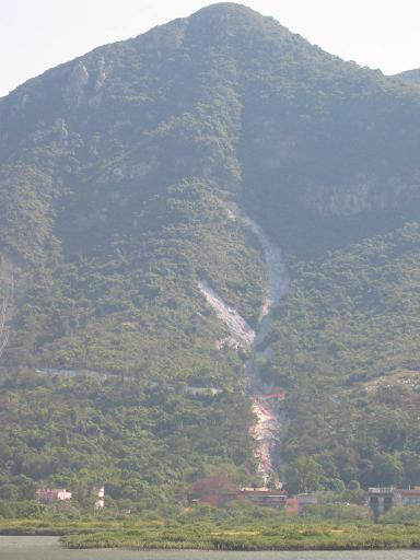 上次大雨後山泥傾瀉的破壞