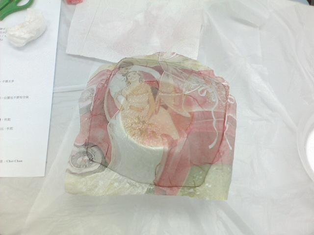 餐巾的圖案 = 玻璃碟的圖案？！