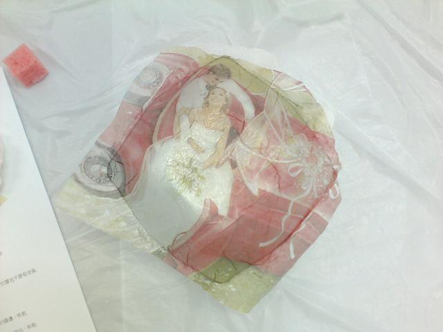 將餐巾的圖案製成玻璃碟上的圖案