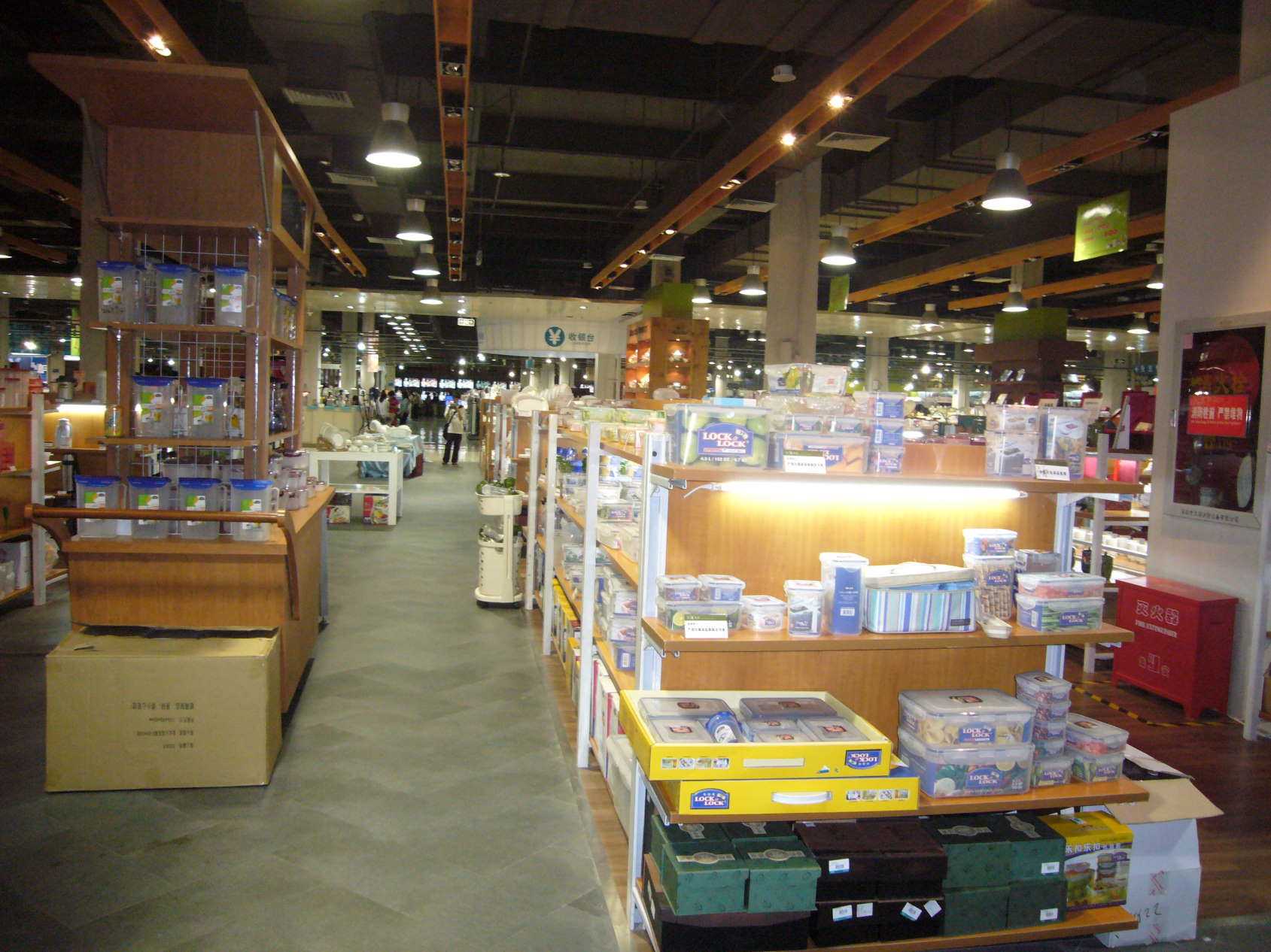 樓上有家居用品店,有電器,相機等等