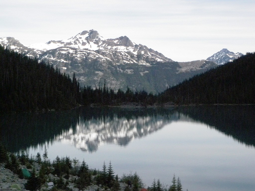 早晨湖邊山景